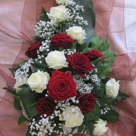 Hautavihko punaisilla ja valkoisilla ruusuilla