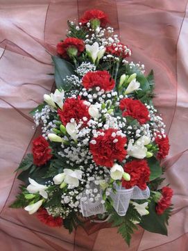 Hautavihko punaisilla ja valkoisilla kukilla