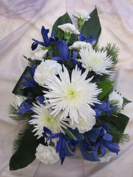 Hautavihko sinisilöä ja valkoisilla kukilla