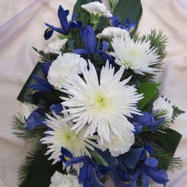 Hautavihko sinisilöä ja valkoisilla kukilla