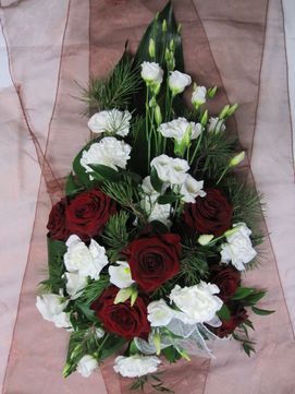Hautavihko tummanpunaisilla ja valkoisilla kukilla
