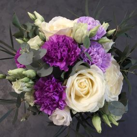Kukkakimppu violeteilla ja valkoisilla kukilla