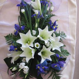 Hautavihko valkoisilla ja sinisillä kukilla