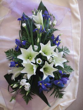 Hautavihko valkoisilla ja sinisillä kukilla