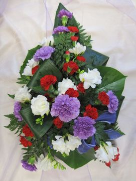 Hautavihko violeteilla, valkoisilla ja punaisilla kukilla