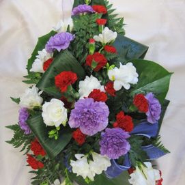 Hautavihko violeteilla, valkoisilla ja punaisilla kukilla