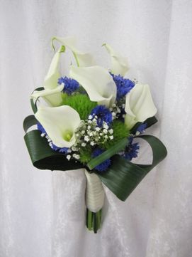 Morsiuskimppu sinisillä ja valkoisilla kukilla