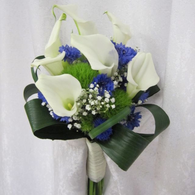 Morsiuskimppu sinisillä ja valkoisilla kukilla
